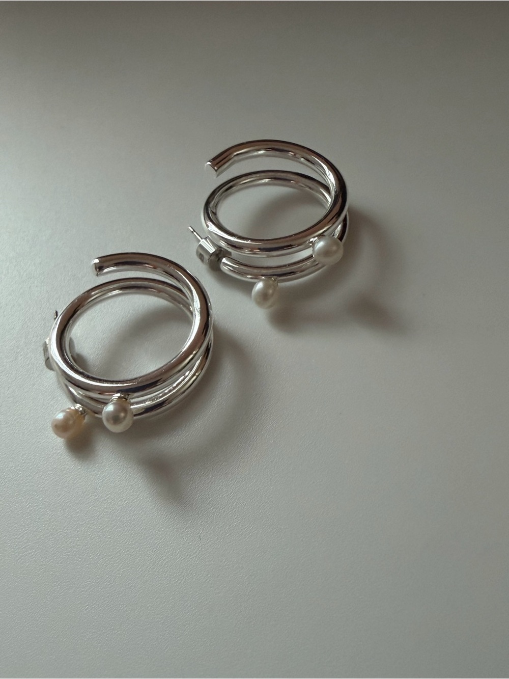 NWOT Jenny Bird Silver Hoop Earrings with Pearl Accents - Picture 4 of 9